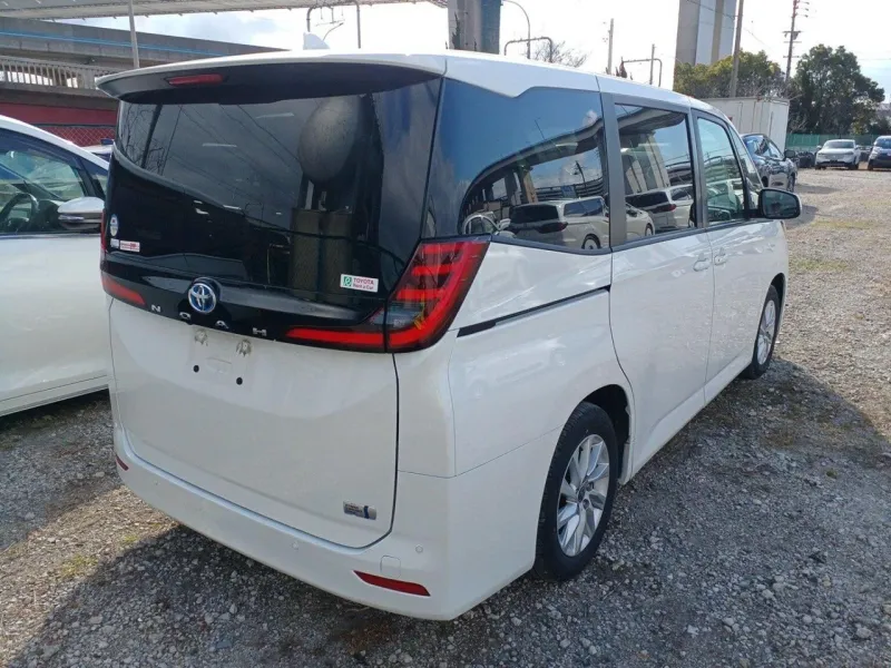 Toyota Noah G 2022 (Hybrid, Auction Grade 4.5) – Pearl | 81,216 km | STK-260410