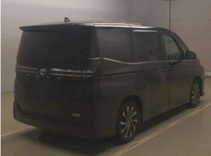 Toyota Voxy S-Z 2022 (Hybrid, Auction Grade 4.5) – Black | 56,000 km | Dhaka | STK-260278