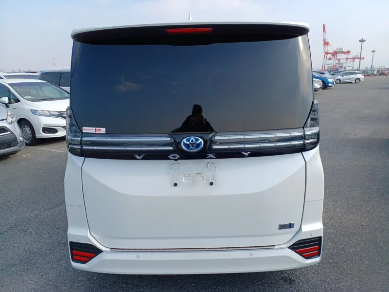 Toyota Voxy S-Z 2022 (Hybrid, Auction Grade 4.5) – Pearl | 46,706 km | Dhaka | STK-260613