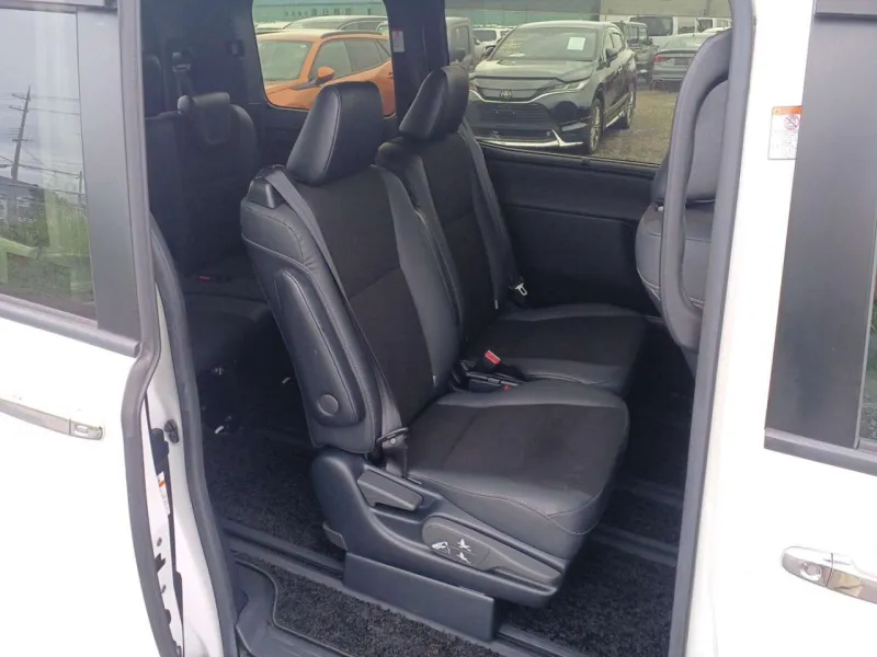 Toyota Noah Si WXB III 2021 (Petrol, Auction Grade 4.5) – Pearl | 38,000 km | Upcoming | STK-260973