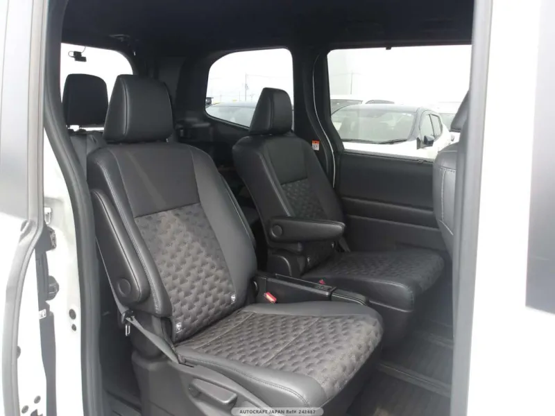 Toyota Voxy S-Z 2022 (Hybrid, Auction Grade 4) – Pearl | 42,000 km | Showroom | STK-260664