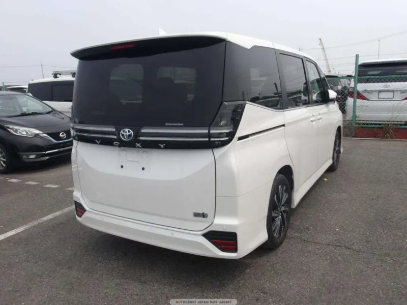 Toyota Voxy S-Z 2022 (Hybrid, Auction Grade 4) – Pearl | 42,000 km | Showroom | STK-260664