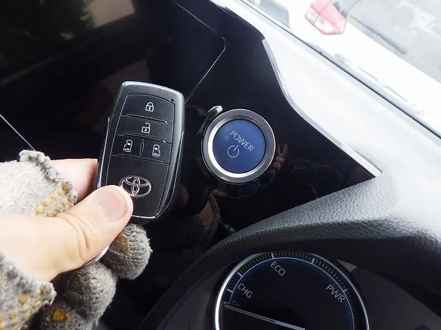 Toyota Noah X 2022 (Hybrid, Auction Grade 4.5) – Pearl | 57,000 km | Incoming | STK-260951