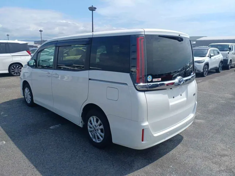 Toyota Noah G 2021 (Hybrid, Auction Grade 4.5) – Pearl | 72,699 km | Incoming | STK-260953