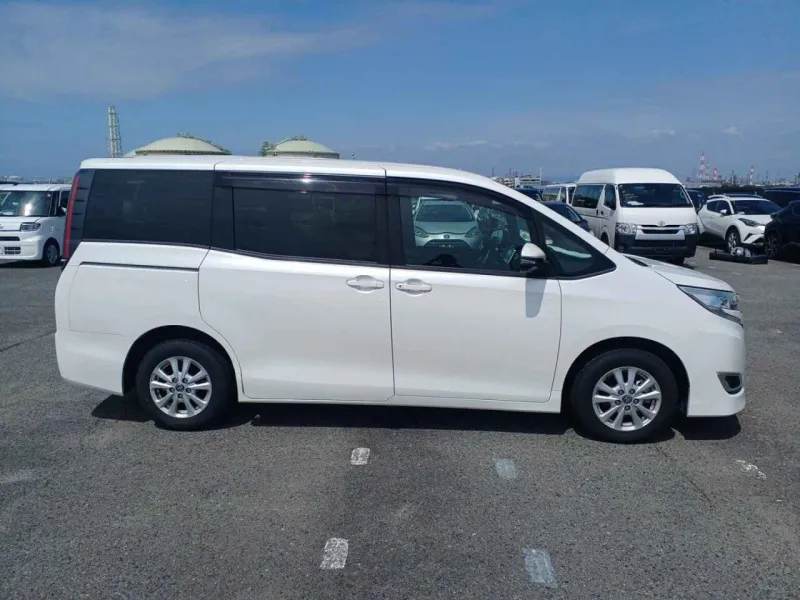 Toyota Noah G 2021 (Hybrid, Auction Grade 4.5) – Pearl | 72,699 km | Incoming | STK-260953