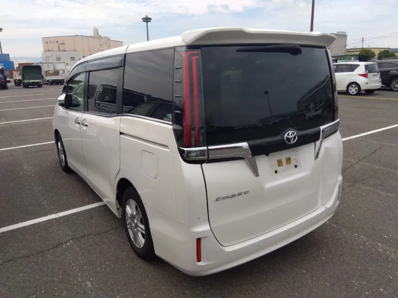 Toyota Esquire GI 2020 (Non Hybrid) – Pearl | 103,555 km | ECB Showroom | STK-250316