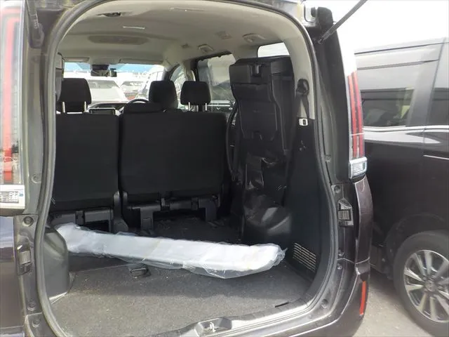 Toyota Noah X 2021 (Non Hybrid, Auction Grade 4) – Bordeaux Wine (3R9) | 92,207 km | Upcoming | STK-260837