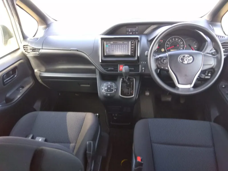 Toyota Noah X 2020 (Non Hybrid, Auction Grade 3.5) – Silver | 64,151 km | ECB Showroom | STK-250011