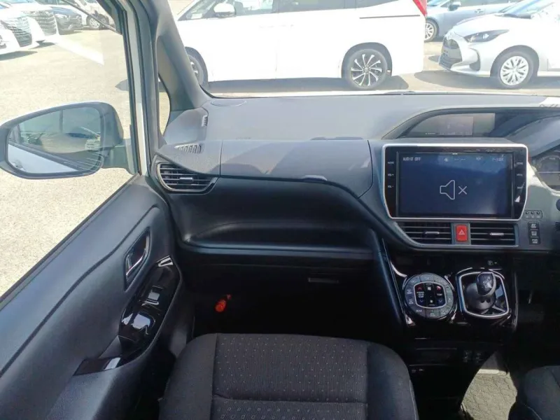 Toyota Noah G 2021 (Hybrid, Auction Grade 4.5) – Pearl | 72,699 km | Incoming | STK-260953