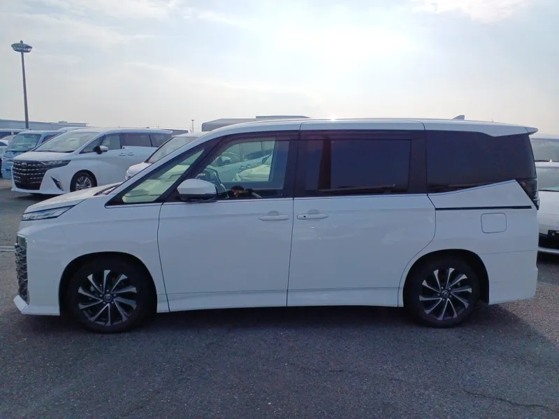 Toyota Voxy S-Z 2022 (Hybrid, Auction Grade 4.5) – Pearl | 46,706 km | Dhaka | STK-260613