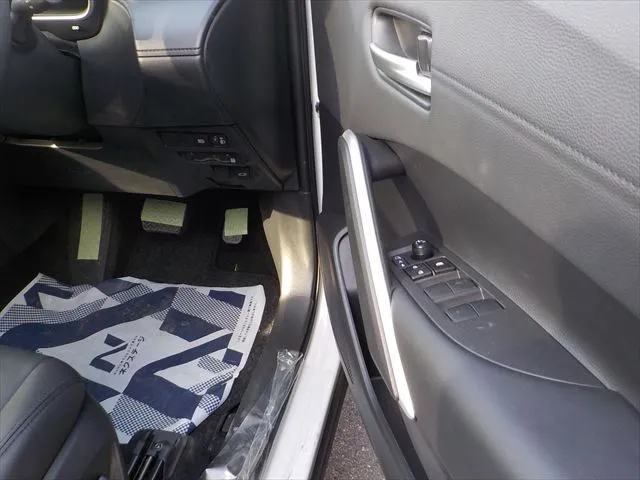 Toyota Corolla Cross Z 2025 (Hybrid, Auction Grade 5) – Pearl | 15,000 km | Showroom | STK-260658