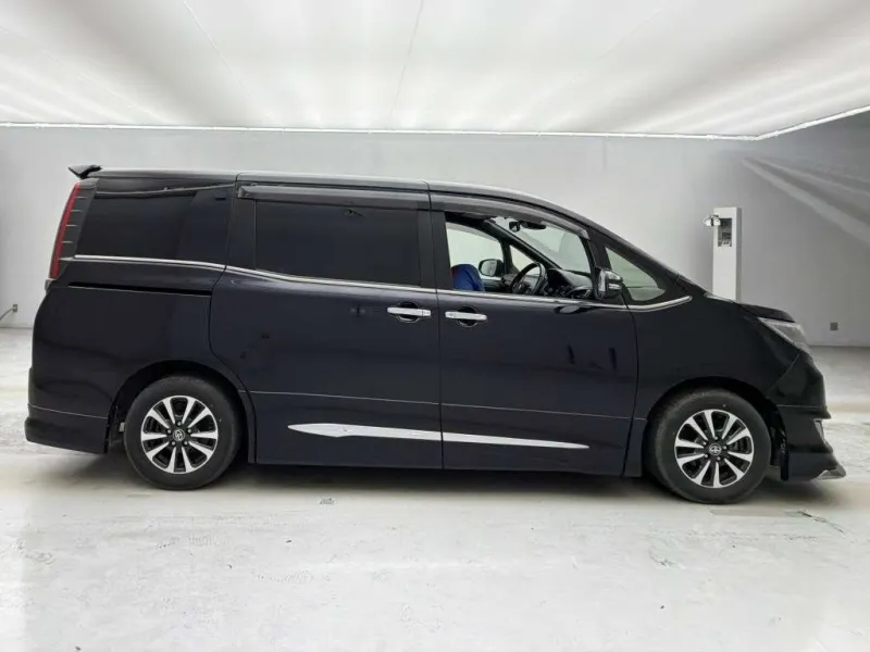Toyota Esquire GI Premium 2021 (Hybrid, Auction Grade 4.5) – Black | 82,600 km | Upcoming | STK-260537