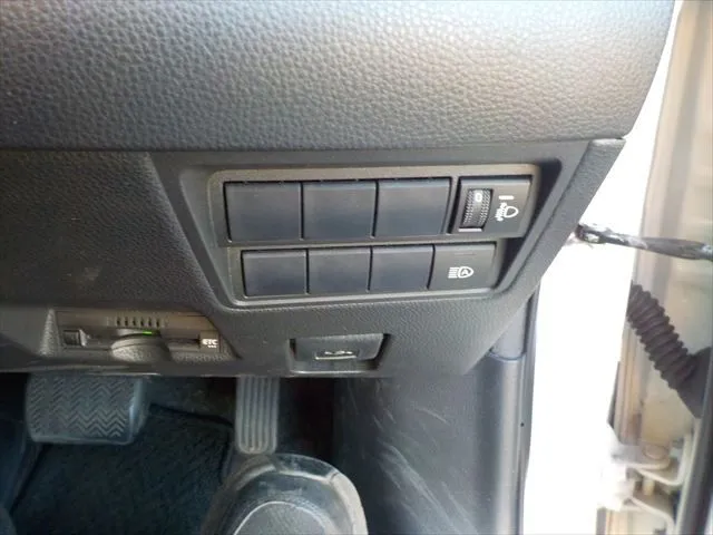 Toyota YARIS CROSS G 2021 (Hybrid, Auction Grade 4) – Pearl | 48,741 km | Dhaka | STK-260891