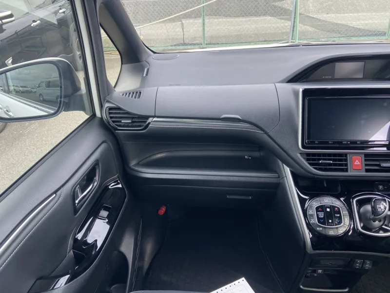 Toyota Esquire GI 2020 (Hybrid, Auction Grade R) – Pearl | 72,504 km | Dhaka | STK-260608
