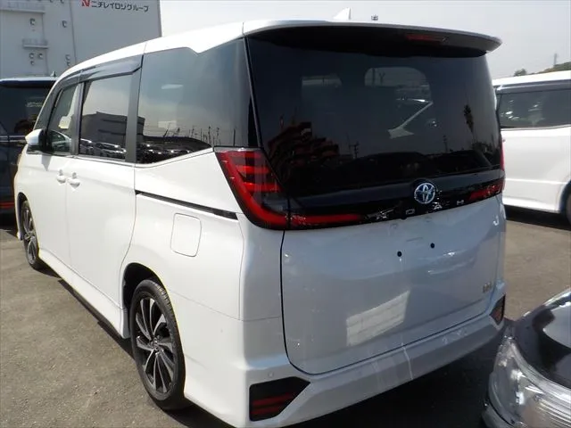 Toyota Noah G 2023 (Hybrid, Auction Grade 5) – Pearl | 32,733 km | Dhaka Ready | STK-260419
