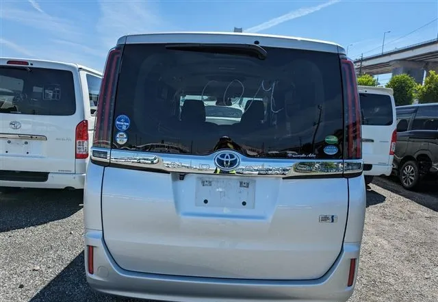 Toyota Noah G 2020 (Hybrid, Auction Grade 4) – Silver | 111,818 km | ECB Showroom | STK-260081