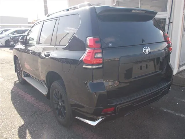 Toyota LAND CRUISER PRADO TX-L Matte Black Edition 2022 (Non Hybrid, Auction Grade 5) – Black (202) | 29,640 km | Dhaka | STK-260895
