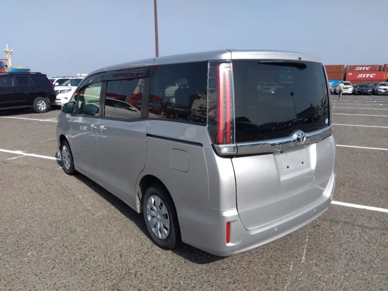 Toyota Noah X 2020 (Non Hybrid, Auction Grade 3.5) – Silver | 64,151 km | ECB Showroom | STK-250011