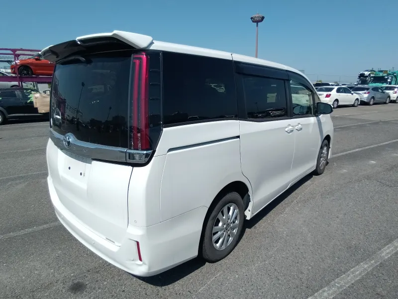 Toyota Noah G (Old Shape) 2021 (Non Hybrid, Auction Grade 3.5) – Pearl | 28,346 km | Mongla | STK-260480
