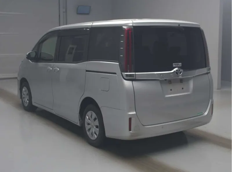 Toyota Noah X Smart 2021 (Non Hybrid, Auction Grade 4) – Silver | 88,289 km | Upcoming | STK-260611