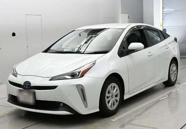 Toyota Prius S Safety Plus 2 2021 (Hybrid, Auction Grade 4.5) – Pearl | 68,795 km | Incoming | STK-260481