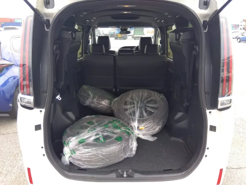 Toyota Esquire GI 2020 (Non Hybrid) – Pearl | 103,555 km | ECB Showroom | STK-250316