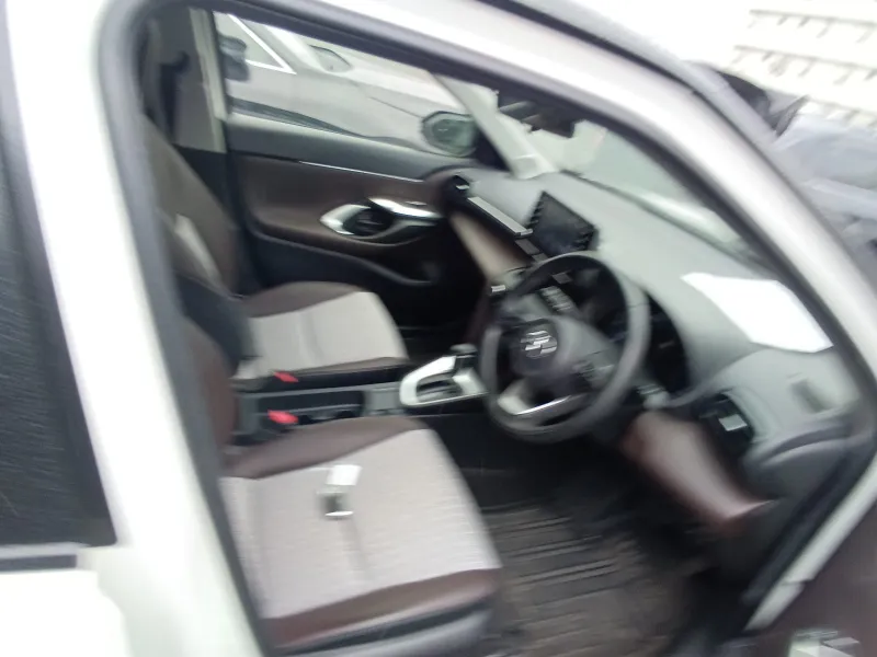 Toyota YARIS CROSS Z 2021 (Hybrid, Auction Grade 4.5) – Pearl Two-Tone | 39,000 km | Dhaka | STK-260595