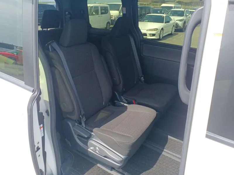Toyota Noah G 2021 (Hybrid, Auction Grade 4.5) – Pearl | 72,699 km | Incoming | STK-260953