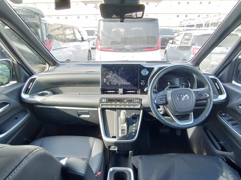 Toyota Noah S-Z 2022 (Hybrid, Auction Grade 4.5) – Pearl | 32,687 km | Dhaka | STK-260615