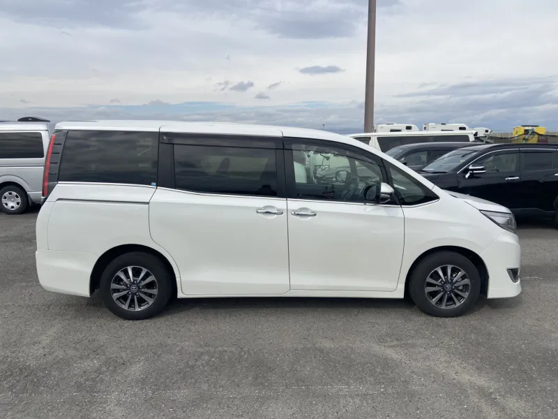 Toyota Esquire GI 2020 (Hybrid, Auction Grade R) – Pearl | 72,504 km | Dhaka | STK-260608