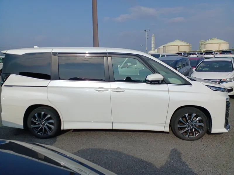 Toyota Voxy S-Z 2022 (Hybrid, Auction Grade 4.5) – Pearl | 46,706 km | Dhaka | STK-260613