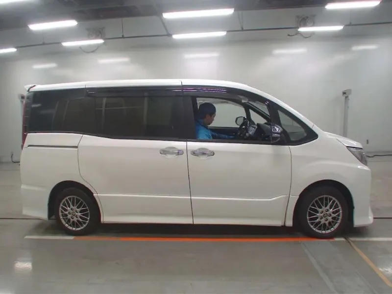 Toyota Noah SI WXB-3 2021 (Hybrid, Auction Grade 4) – Pearl | 69,658 km | Dhaka Ready | STK-260453