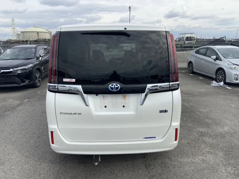 Toyota Esquire GI 2020 (Hybrid, Auction Grade R) – Pearl | 72,504 km | Dhaka | STK-260608